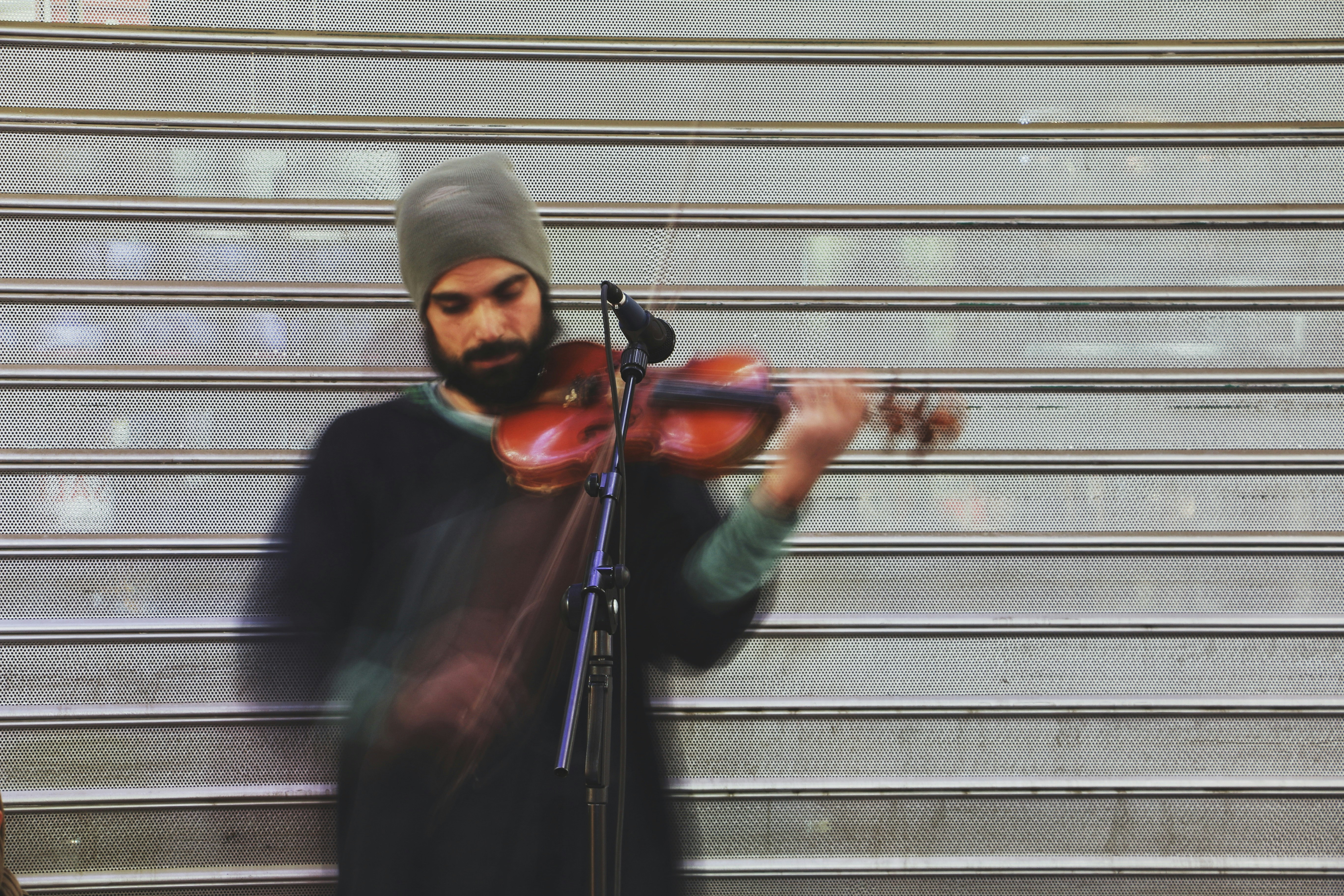 man playing violin during daytime